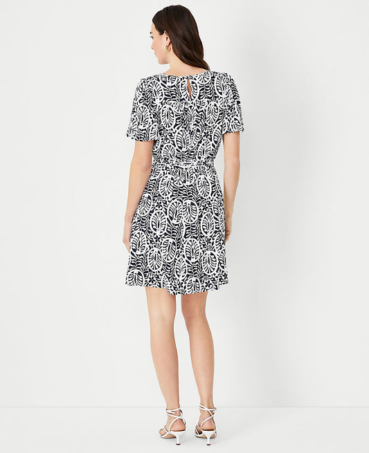 Robe droite à manches volantées fleuries