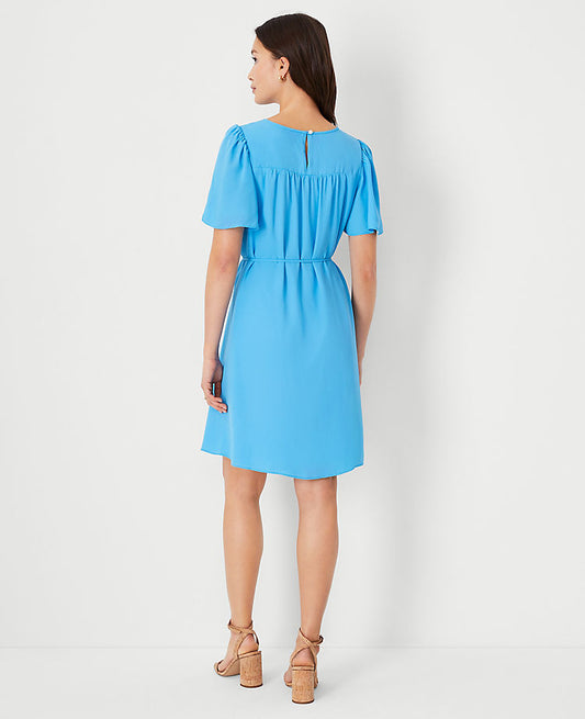Robe trapèze ceinturée à manches volantées