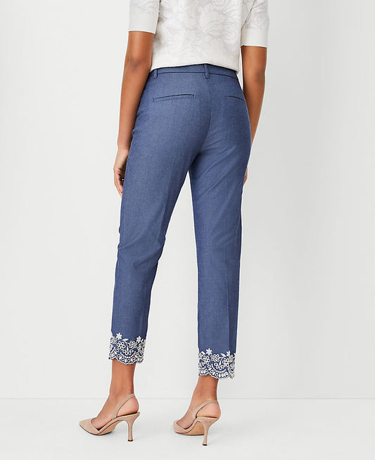 Le pantalon court en coton brodé d'œillets