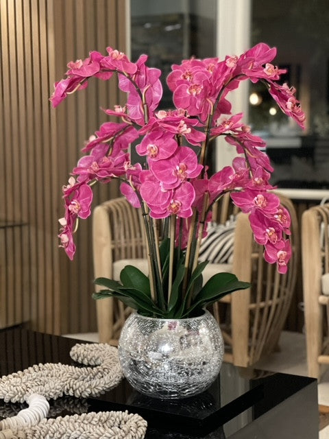 Orchidées dans un vase miroir craquelé