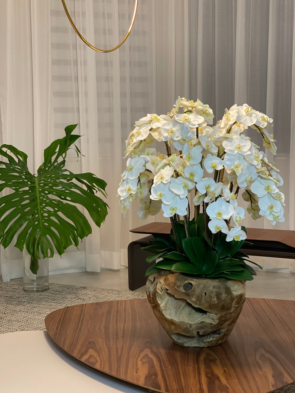 Grand bol rustique en teck avec orchidées blanches en cascade