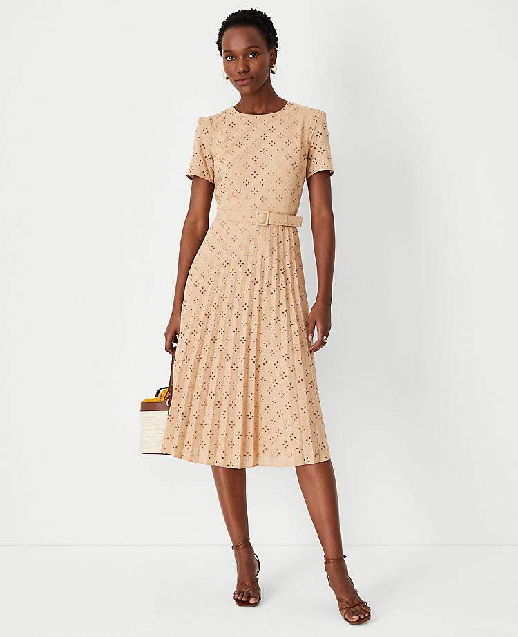 Kleid mit Ösen, Falten und Gürtel