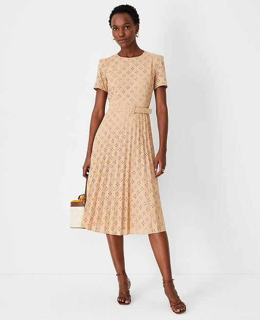 Robe ceinturée plissée à œillets