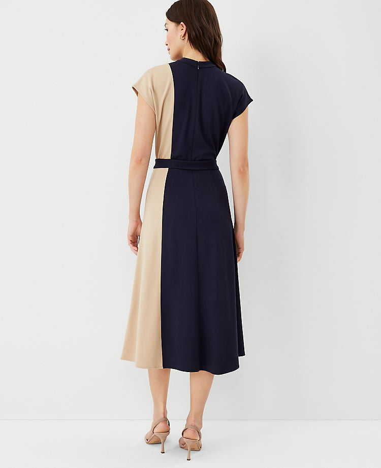 Robe évasée avec col montant et taille à nouer