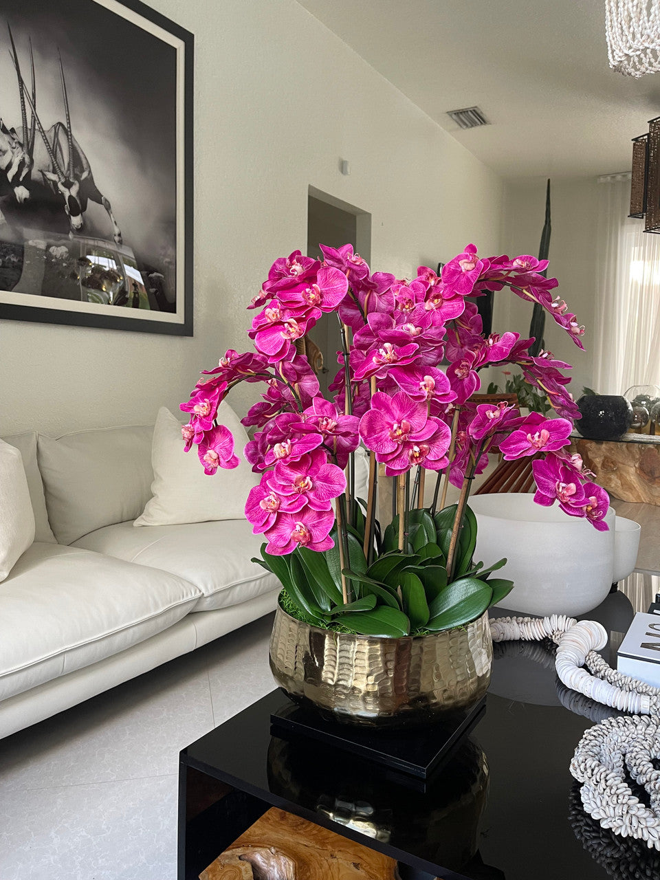 Composition florale d'orchidées Phalaenopsis roses dans un pot doré moyen