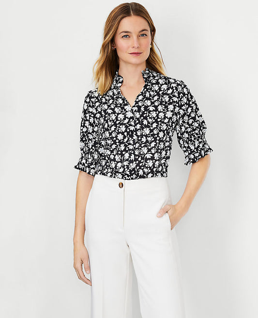 Haut boutonné à volants et motifs floraux
