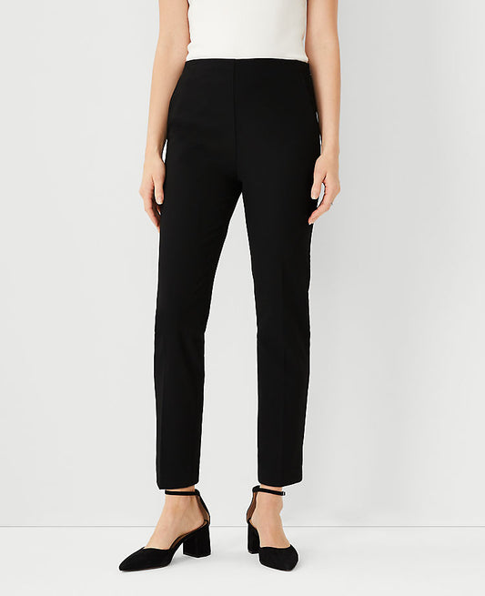 Le pantalon cheville Eva avec glissière latérale en tissu bi-extensible