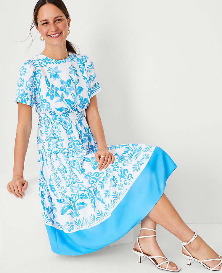 Gestuftes ausgestelltes Kleid mit Blumenmuster