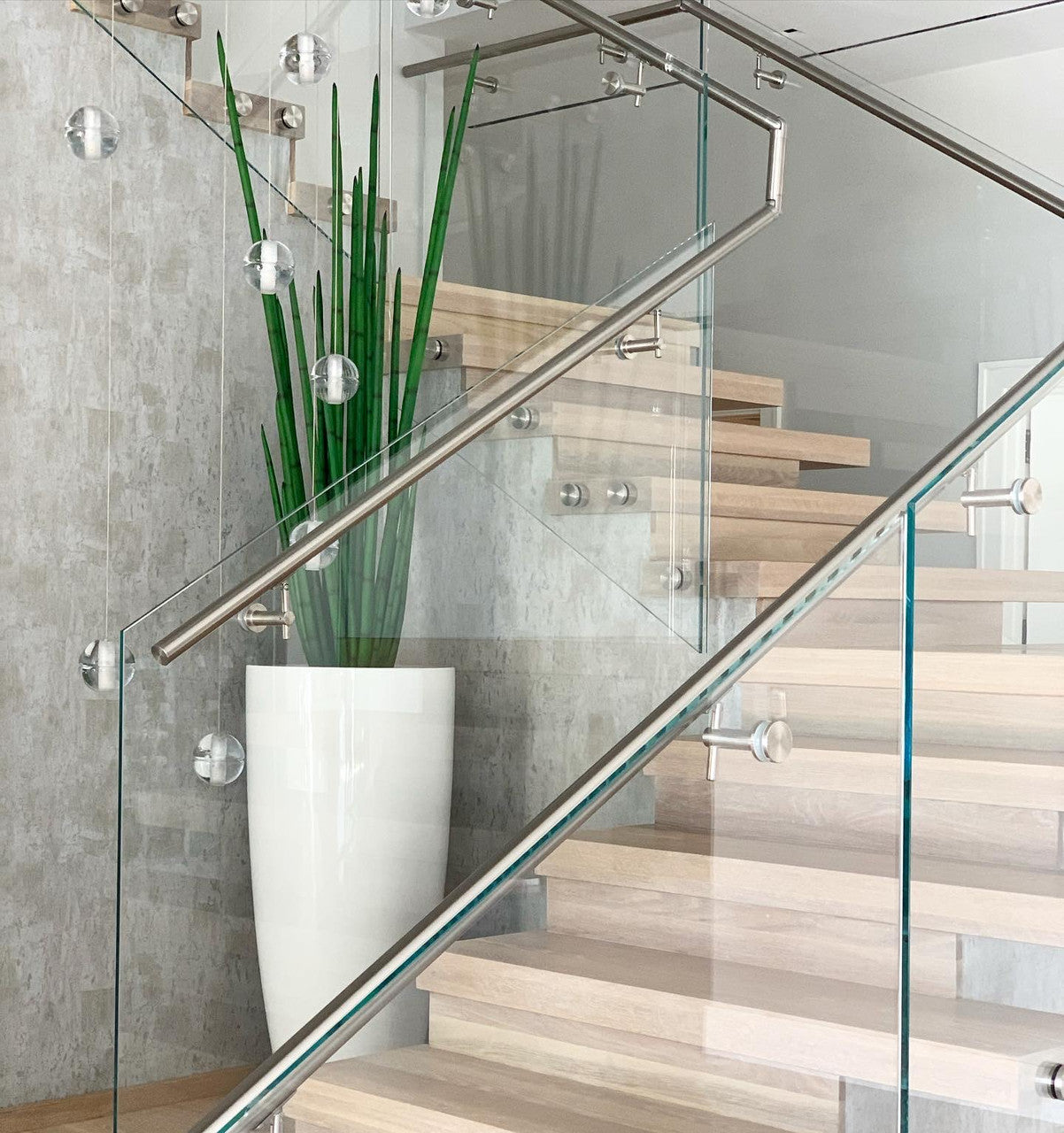 Snake grass (63″) with Dax XL planter in glossy white