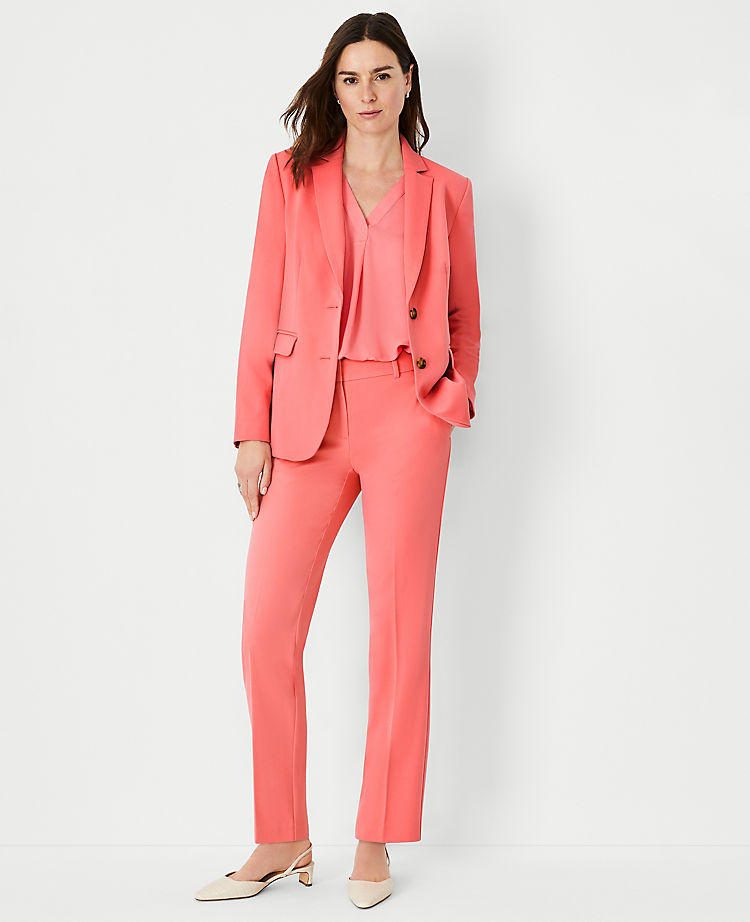 Der Blazer mit fallendem Revers und zwei Knöpfen