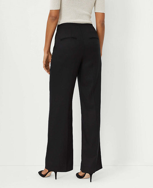 Le pantalon droit à coutures et glissière latérale