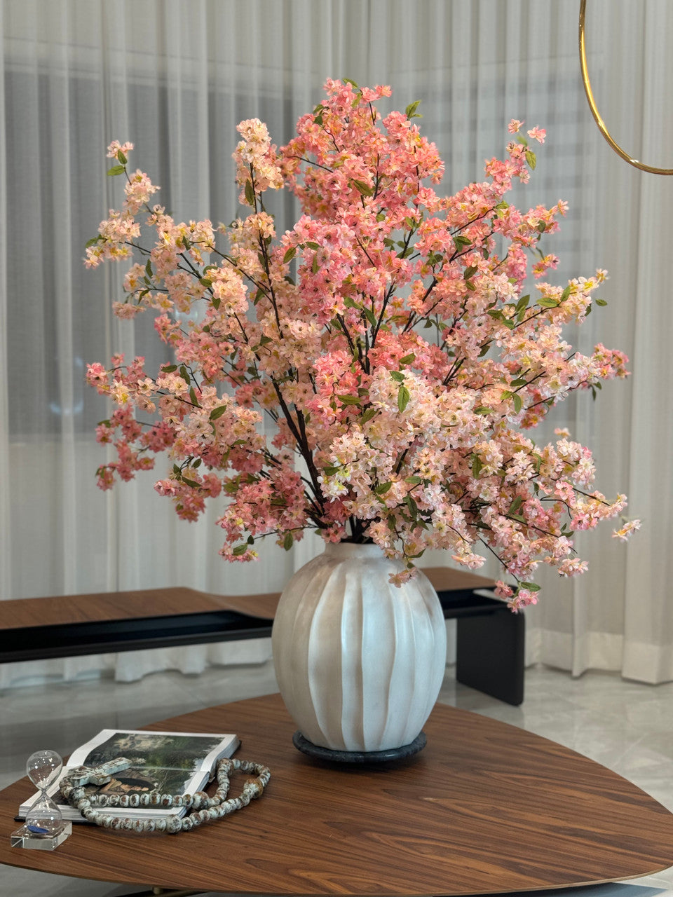 Vase Astoria avec fleurs de cerisier roses