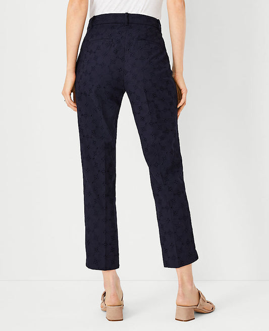 Le pantalon crop en broderie anglaise de coton