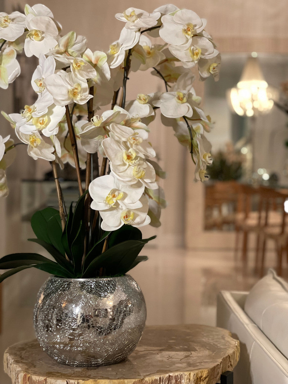 Orchidées dans un vase miroir craquelé