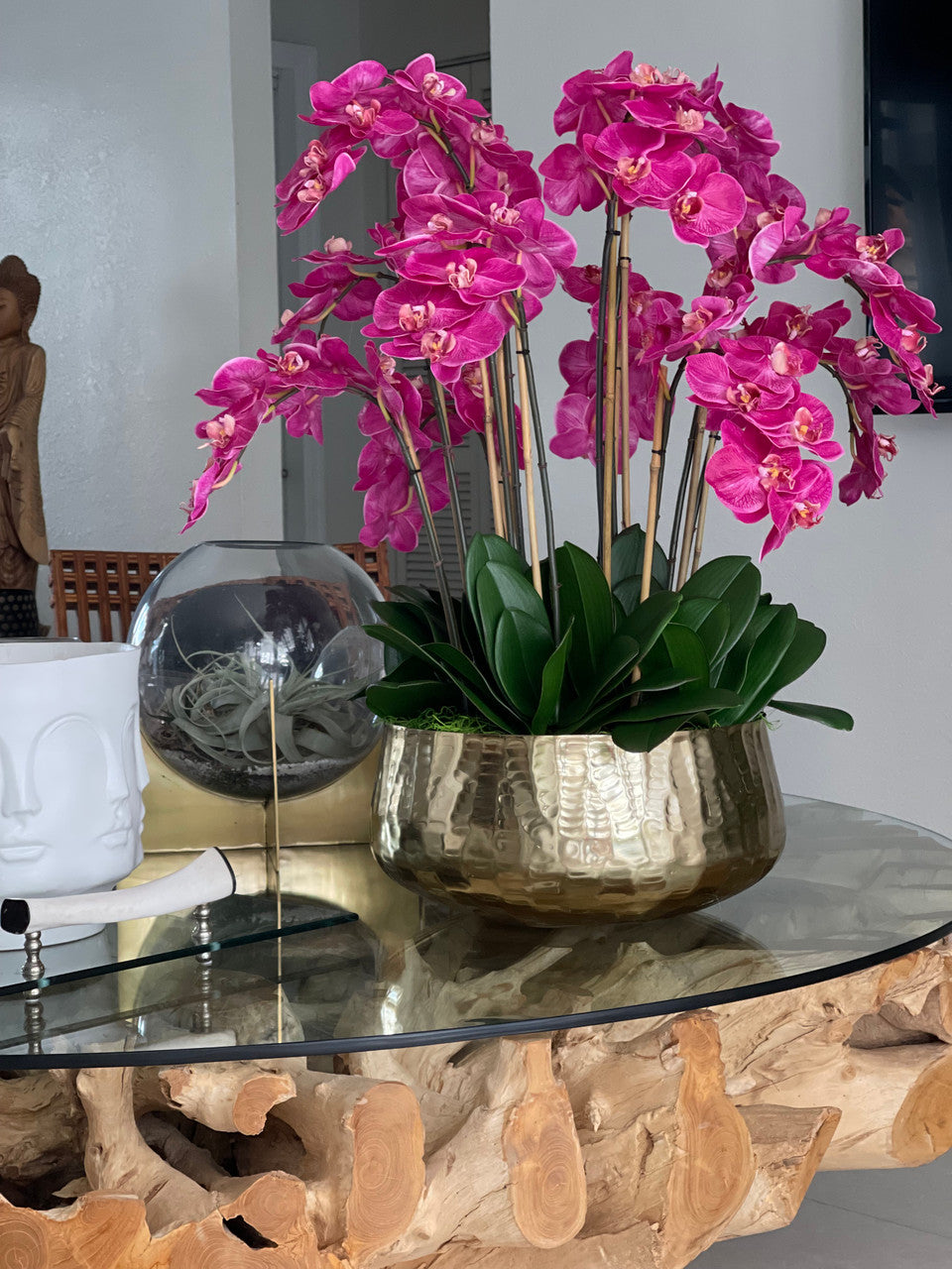 Composition florale d'orchidées Phalaenopsis roses dans un pot doré moyen