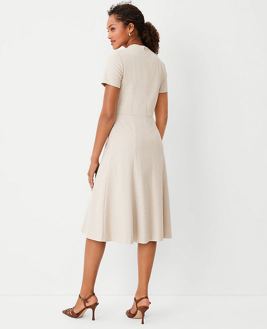 Robe évasée à col montant et motif pied-de-poule