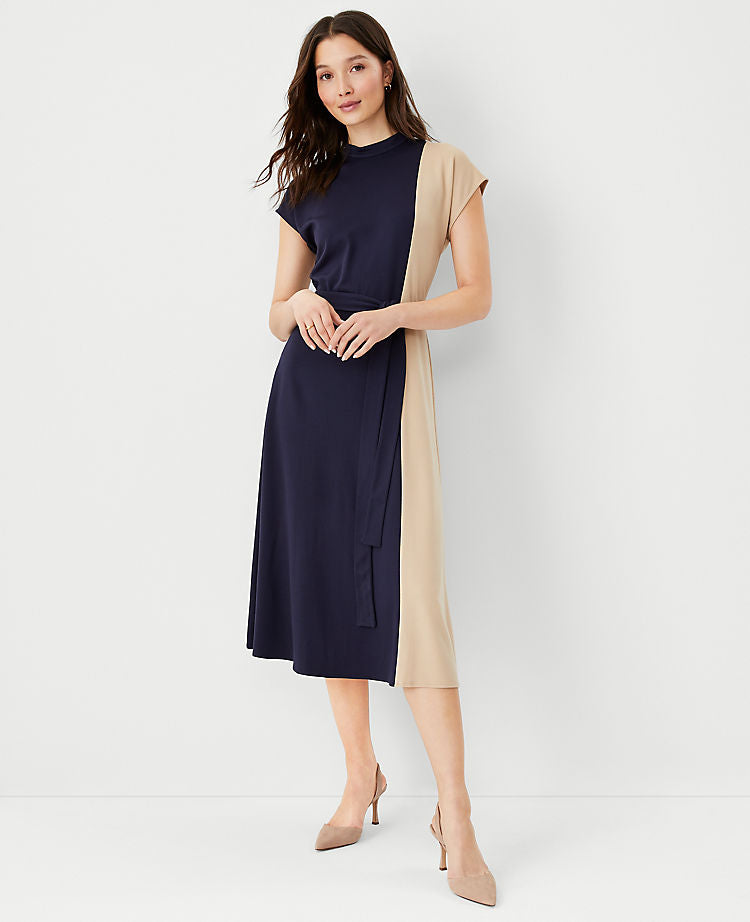 Robe évasée avec col montant et taille à nouer
