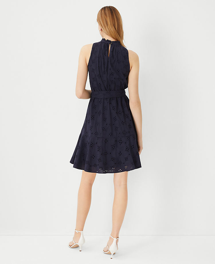 Ösen-Rollkragen-Kleid mit Gürtel und ausgestelltem Rock