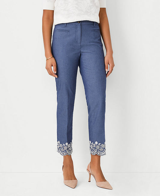 Le pantalon court en coton brodé d'œillets