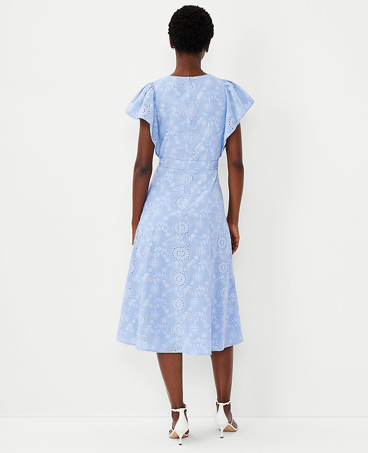 Robe midi ceinturée à œillets et manches papillon