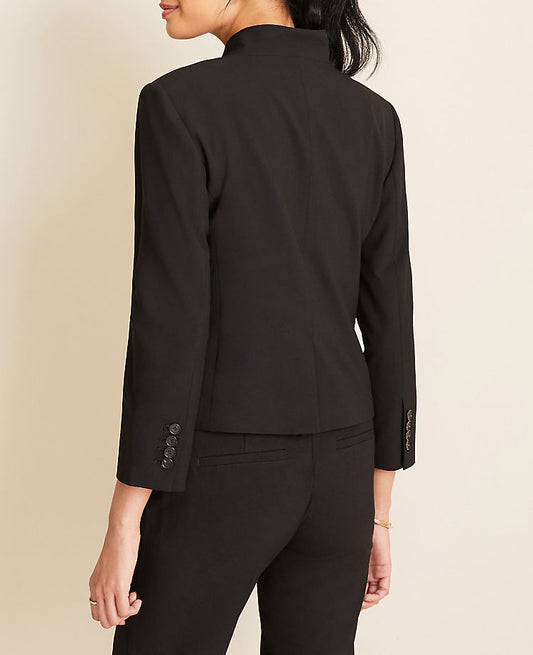 Le blazer à revers crantés en tissu extensible toutes saisons