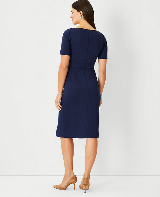 La robe fourreau à coutures en maille double