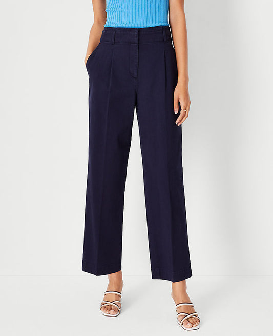 Le pantalon à plis droit et cheville en toile de coton