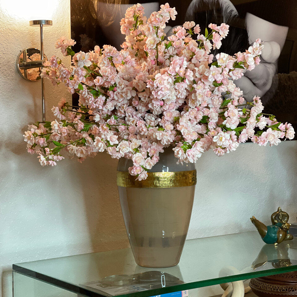 Vase Déesse avec Fleurs de Cerisier Roses