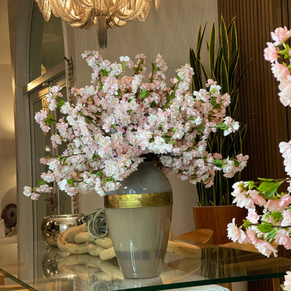 Vase Déesse avec Fleurs de Cerisier Roses