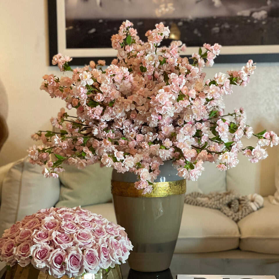 Vase Déesse avec Fleurs de Cerisier Roses