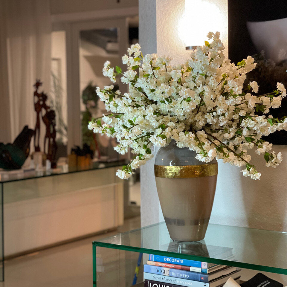Vase Déesse avec Fleurs de Cerisier Blanches