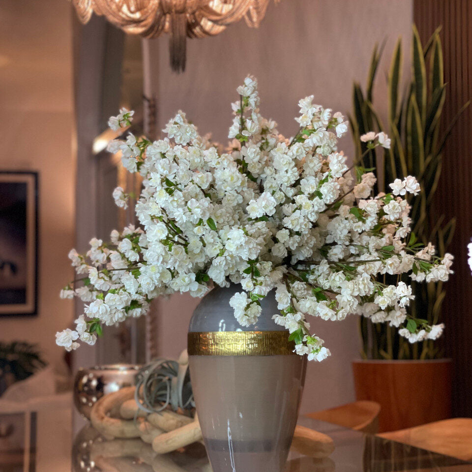 Vase Déesse avec Fleurs de Cerisier Blanches