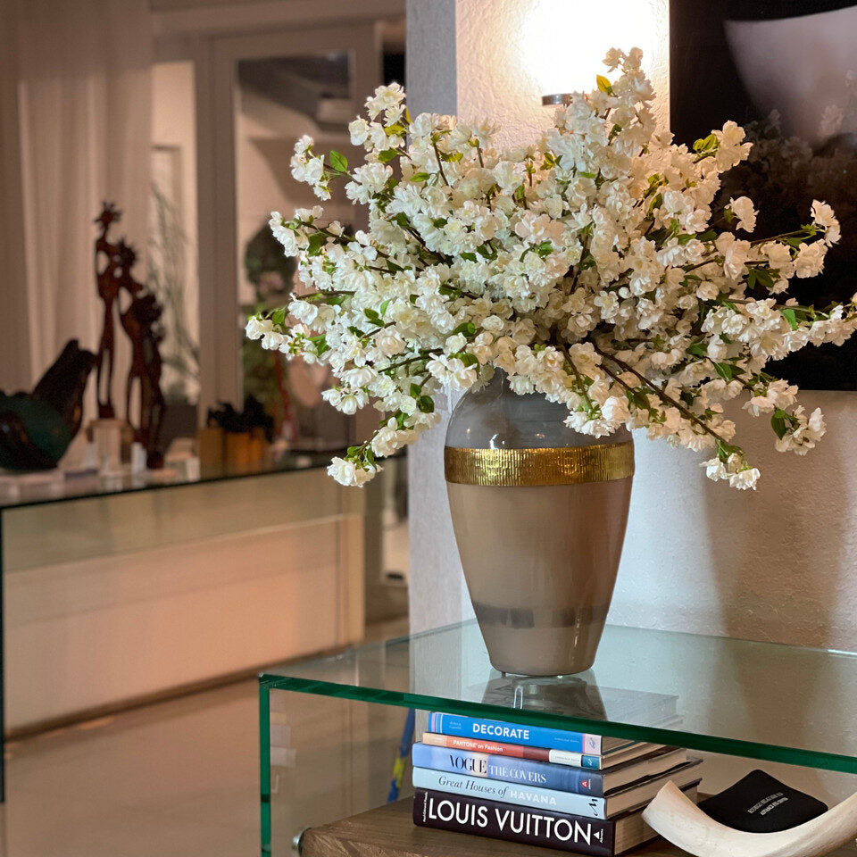 Vase Déesse avec Fleurs de Cerisier Blanches