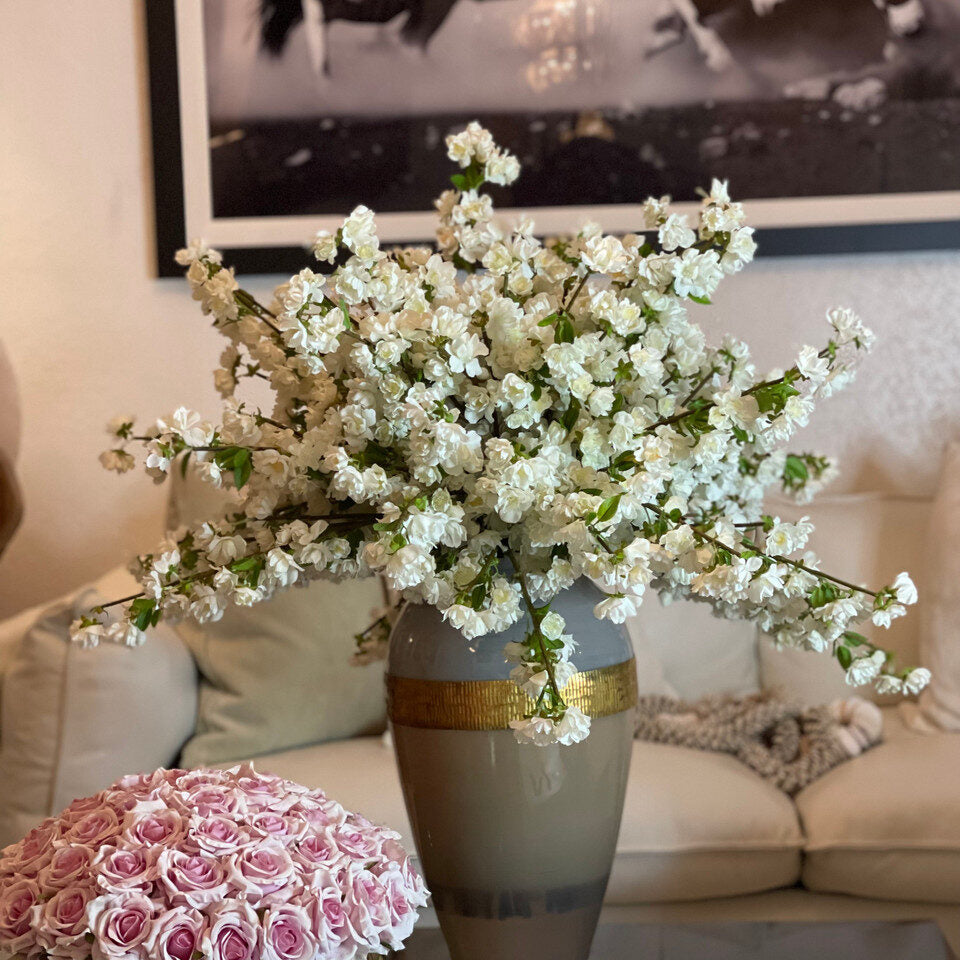 Vase Déesse avec Fleurs de Cerisier Blanches