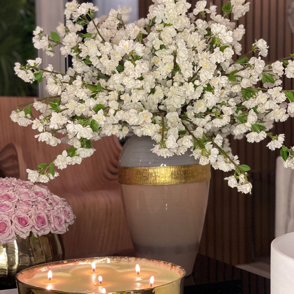 Vase Déesse avec Fleurs de Cerisier Blanches
