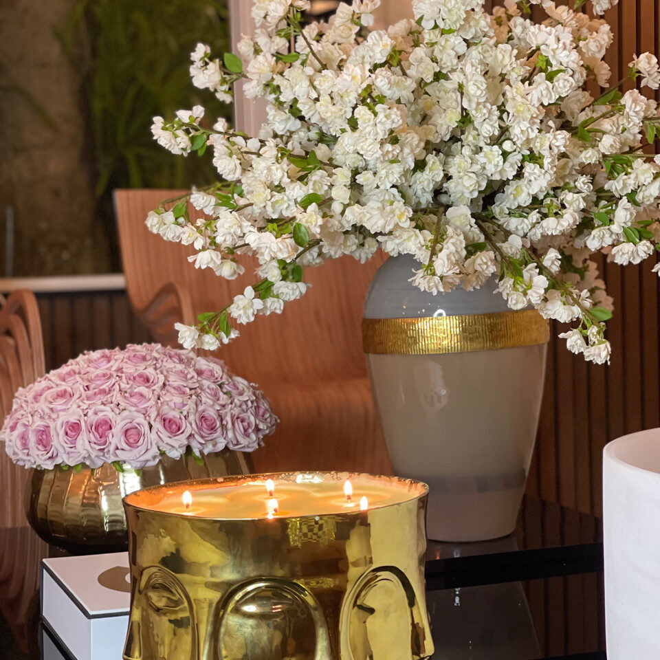 Vase Déesse avec Fleurs de Cerisier Blanches