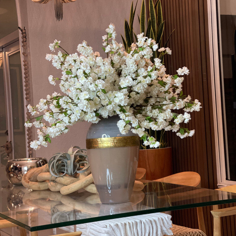 Vase Déesse avec Fleurs de Cerisier Blanches