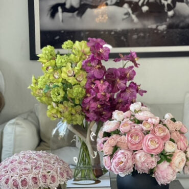 Vase Lune avec Hortensias Boule de Neige Verts, Cymbidiums Verts et Orchidées Vanda Fuchsia