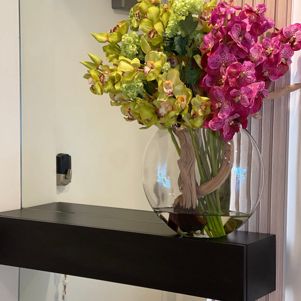 Vase Lune avec Hortensias Boule de Neige Verts, Cymbidiums Verts et Orchidées Vanda Fuchsia
