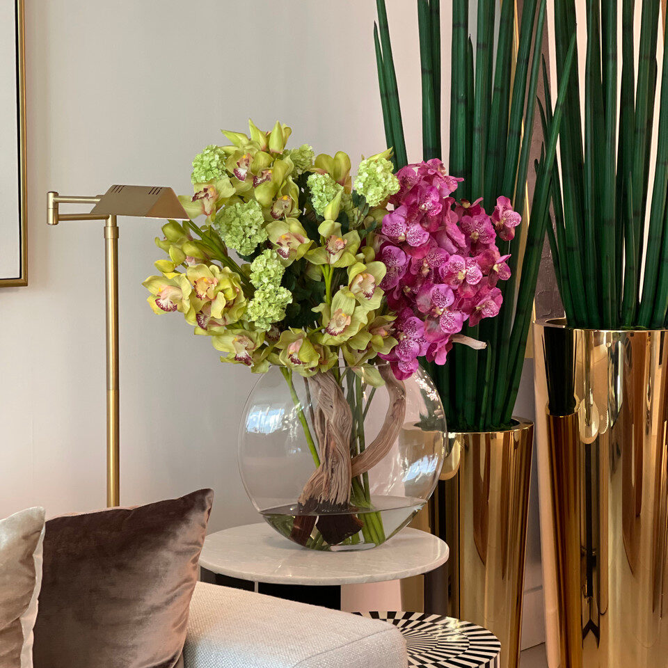 Vase Lune avec Hortensias Boule de Neige Verts, Cymbidiums Verts et Orchidées Vanda Fuchsia