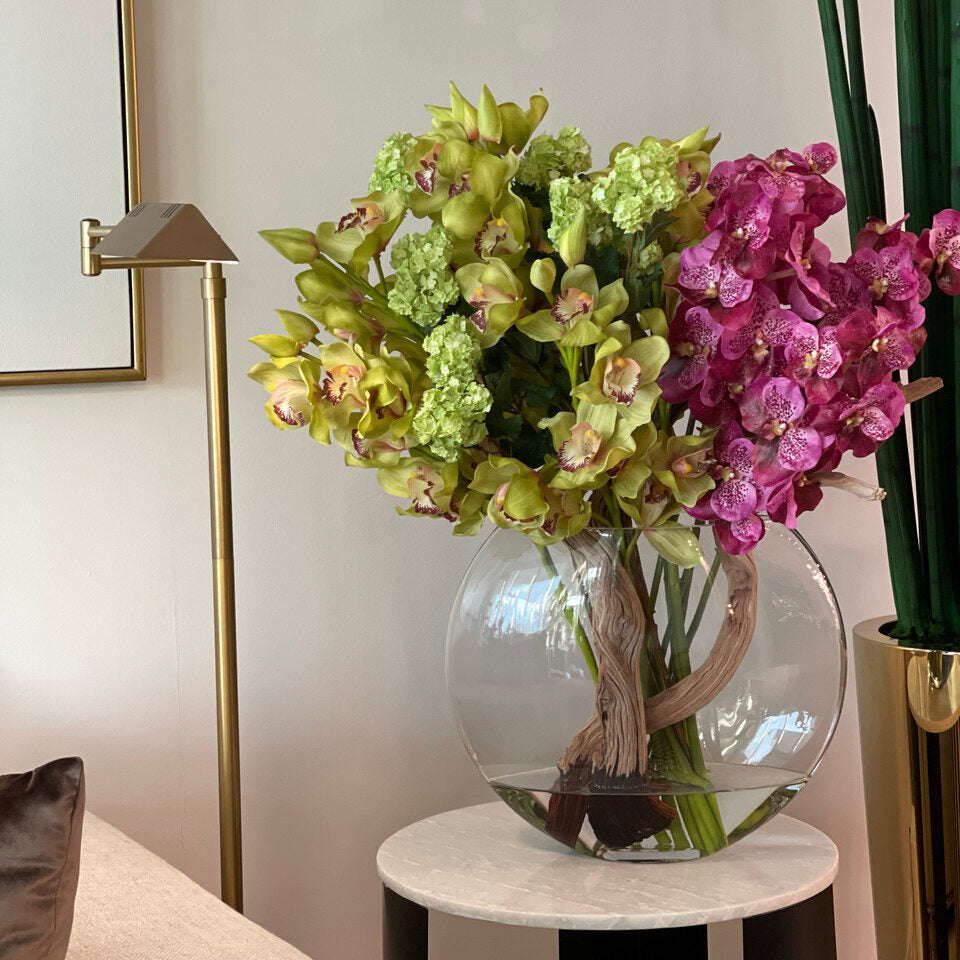 Vase Lune avec Hortensias Boule de Neige Verts, Cymbidiums Verts et Orchidées Vanda Fuchsia