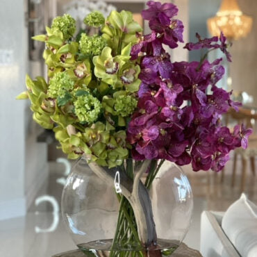 Vase Lune avec Hortensias Boule de Neige Verts, Cymbidiums Verts et Orchidées Vanda Fuchsia