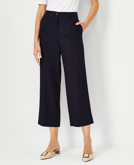 Le pantalon court droit à coutures apparentes
