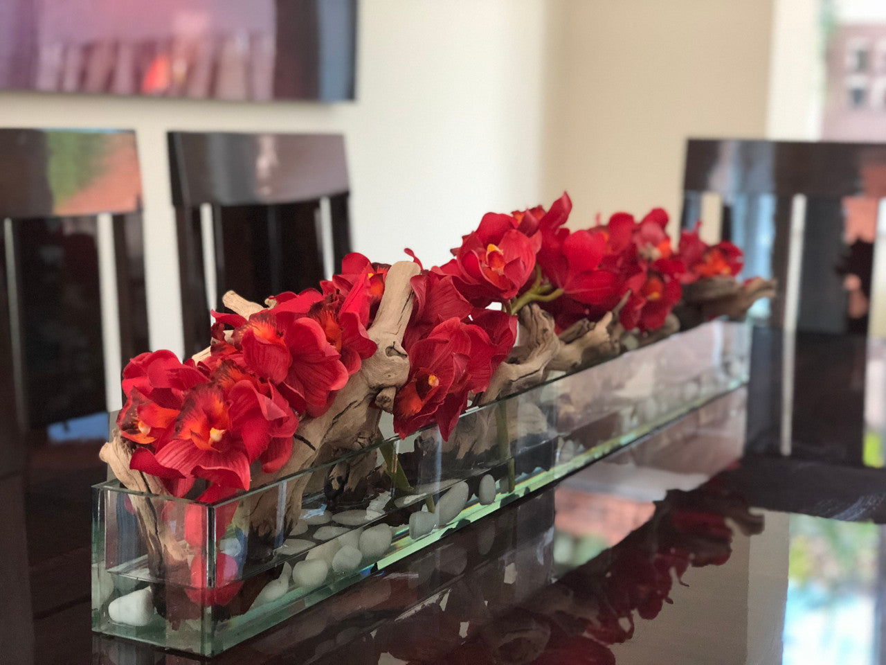 Jardinière en verre Casa Moderna 48″ avec orchidées Cymbidium rouges