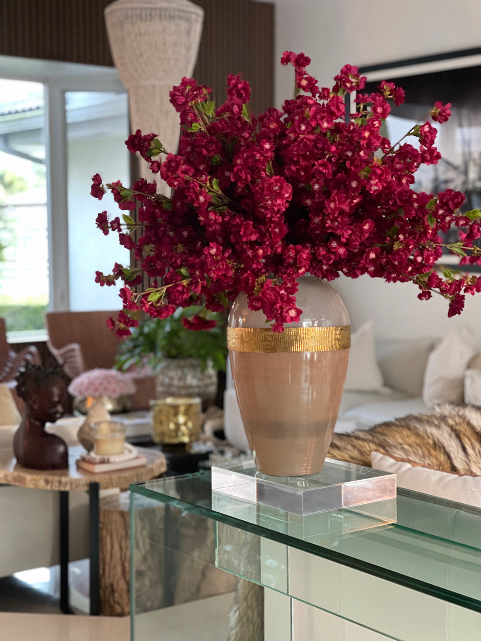 Vase Déesse avec fleurs de cerisier bordeaux