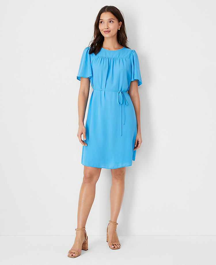 Schwingkleid mit Gürtel und Volantärmeln