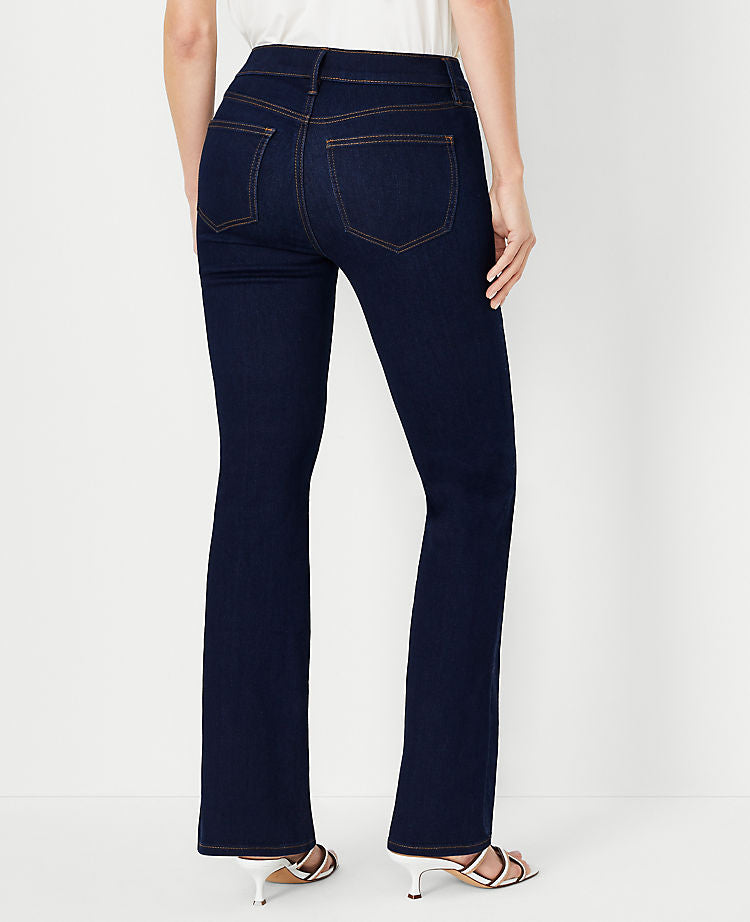 Shaping Pocket Bootcut-Jeans mit mittlerer Bundhöhe in Rinse Wash – Curvy Fit