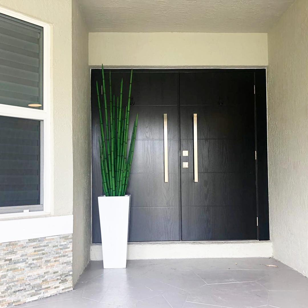Snake grass (63″) with Beau M planter in glossy white