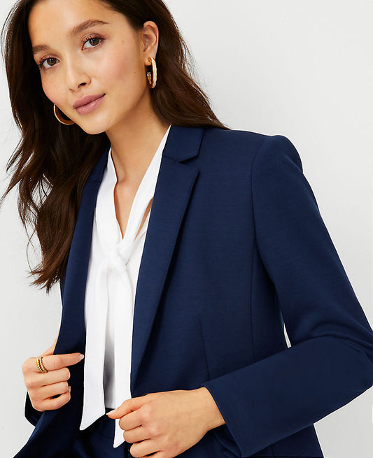 Le blazer double maille à revers crantés et deux boutons