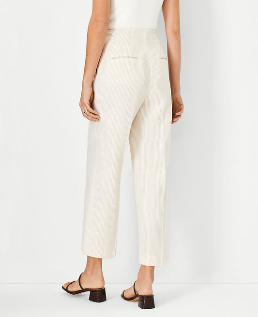 Le pantalon court droit à coutures et rayures